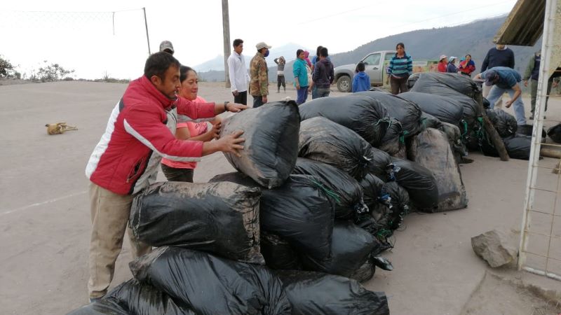 Gobierno apoya con alimento para ganado, asistencia técnica y créditos a productores afectadas por caída de ceniza