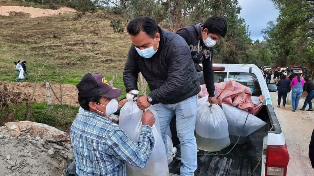 Entregan alevines de trucha en Purunuma