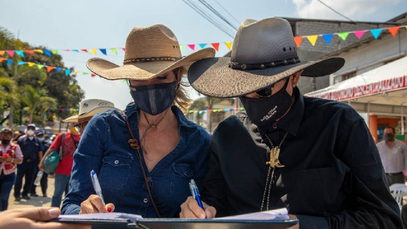 Susana González, Prefecta del Guayas entregó dos camionetas al GAD de Salitre para la seguridad y patrullaje del cantón