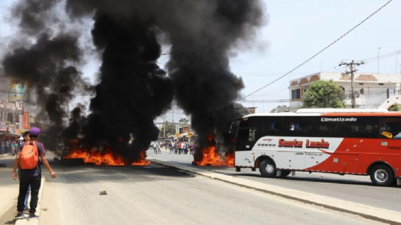 Comuneros de Petrillo queman llantas en protesta por operativo de desalojo de tierras