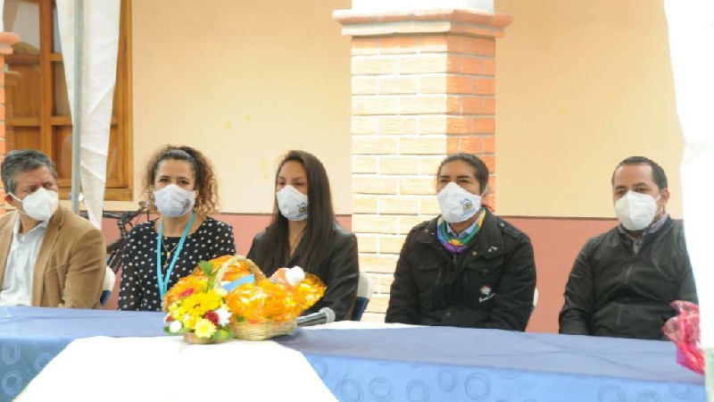 Prefectura del Azuay reconoció iniciativas juveniles y lanzó la marca lácteos Kimsakocha.