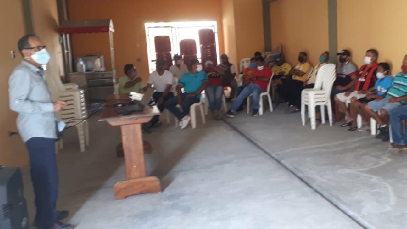 Técnicos realizan capacitaciones a pesqueros artesanales de Esmeraldas.