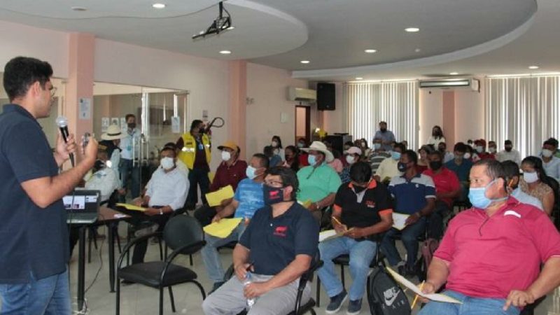 Campesinos se capacitan por medio de la Prefectura sobre “inseminación artificial en cerdas”