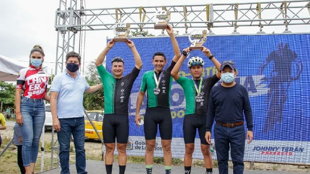 Con vuelta ciclística, la Prefectura de los Ríos inauguró vía de 9.5 km en Quevedo