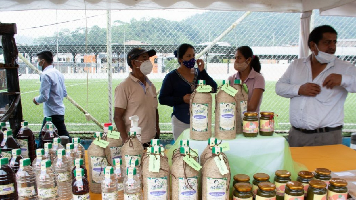 Emprendimientos y Gastronomía típica se tomaron el Lineal de Zamora.