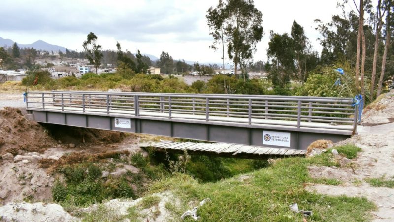 En la comunidad Cotama de Otavalo, la Prefectura inaugura dos puentes peatonales