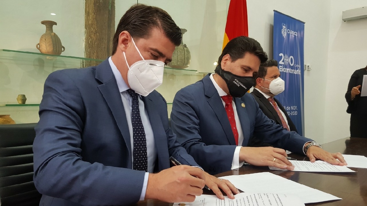 Ministro de Agricultura y Alcalde de Cuenca firman convenio de cooperación interinstitucional.