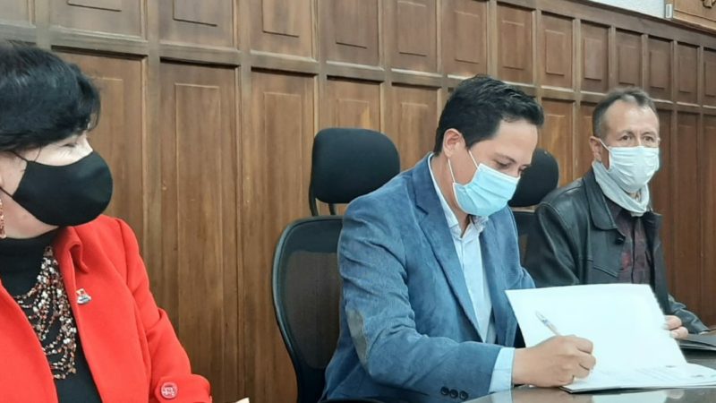 Convenio entre Escuela Politécnica Nacional y Fenaprole permitirá desarrollar tecnología para ganaderos