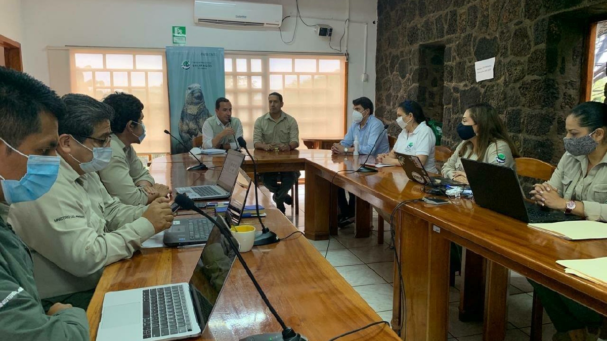 Ministro de Ambiente visita Galápagos