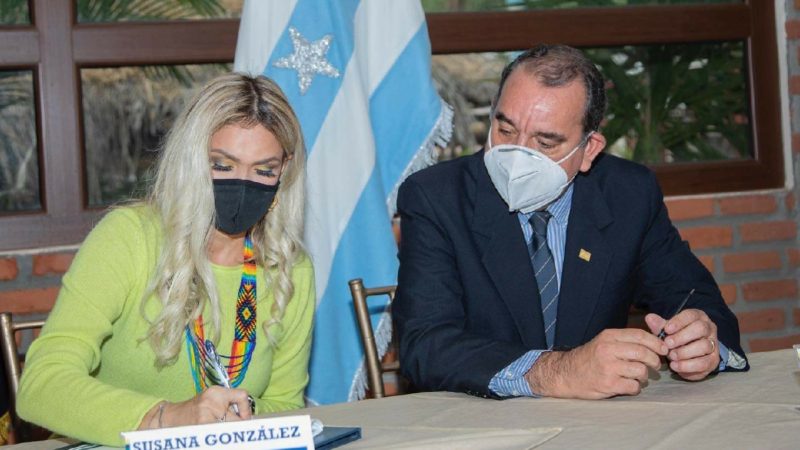 Prefecta firma convenio para ejecutar la actualización del Plan de Riego.