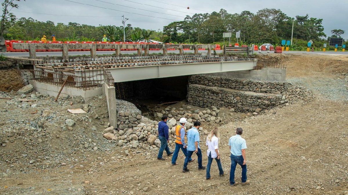 Prefecta inspecciona la ampliación de puentes en Naranjal