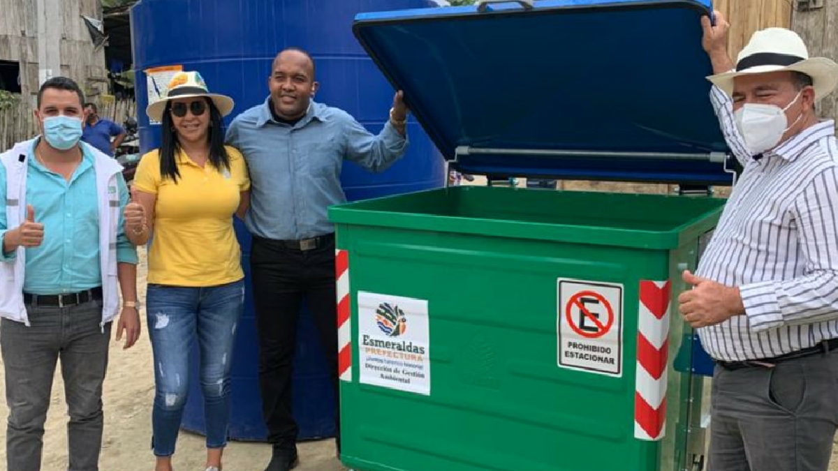 Prefectura continúa beneficiando a habitantes del cantón Atacames