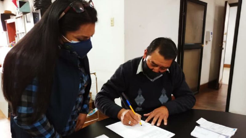 Prefectura gestiona créditos  para productores  de la comunidad de Cahuají