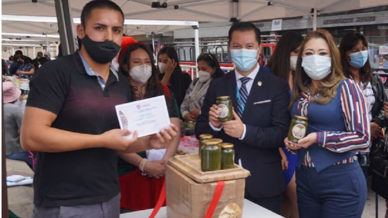 Prefectura  realizó la Feria “Chimborazo Emprende Hacia el Cambio-Navidad 2020”