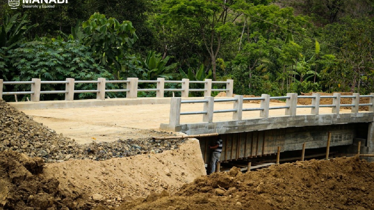 Se entrega puente sobre el Río Mata de plátano