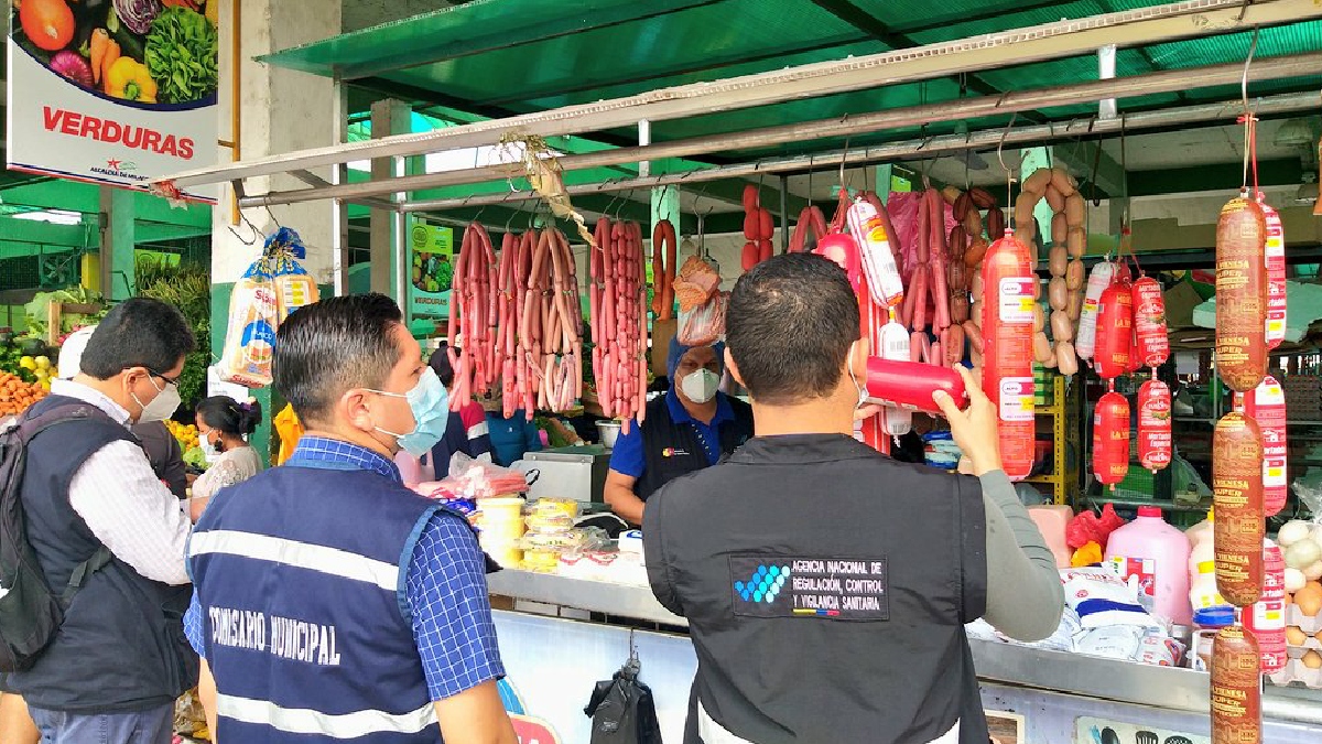 Arcsa controló locales del mercado La Colón de Milagro