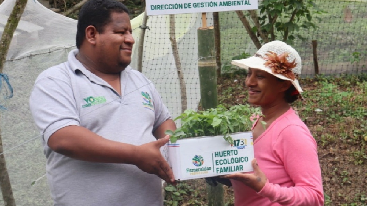 Prefectura entrega plantas a habitantes del cantón Muisne