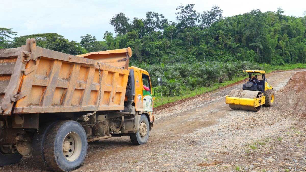 Equipo caminero realiza lastrado en la Ruta Sur