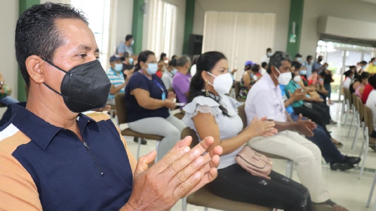 AGRICULTORES DE VARIAS COMUNIDADES RECIBEN SUS ESCRITURAS