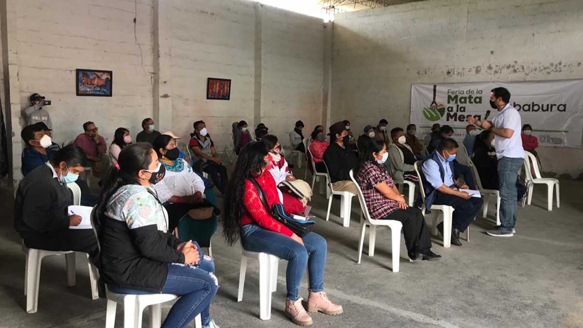 Jóvenes y productores de Imbabura se interesan en escuela de emprendimiento y programa Líder Rural