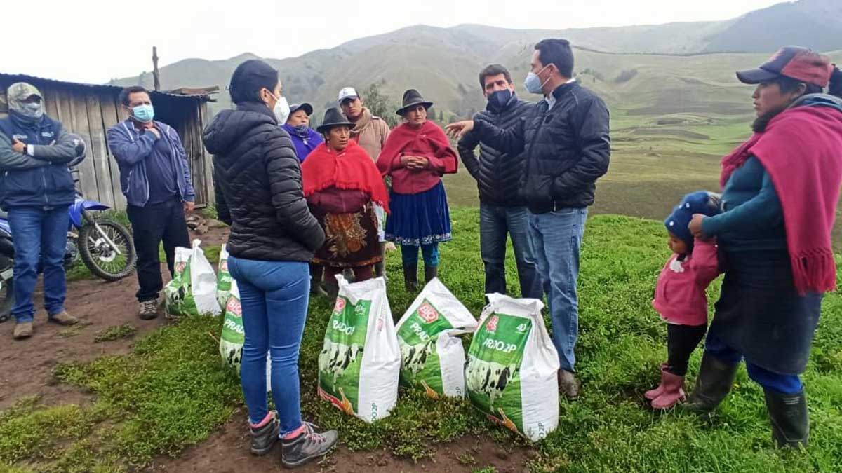 MAG llega con más ayuda para productores de Chimborazo afectados por ceniza volcánica
