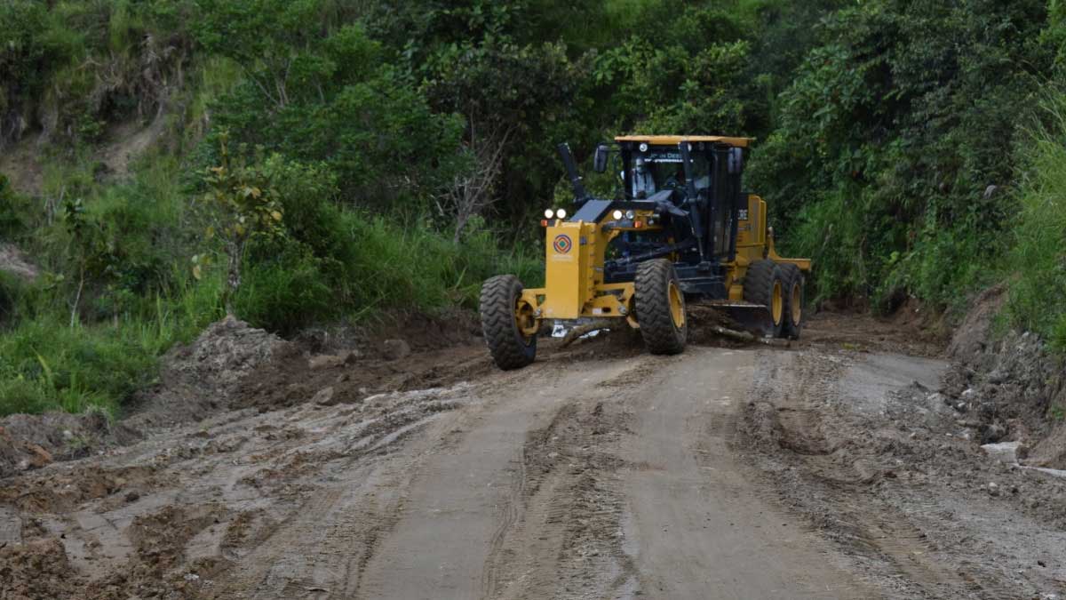 LOS CAMINOS DE LA PARROQUIA PEÑAHERRERA SON MEJORADOS POR LA PREFECTURA DE IMBABURA