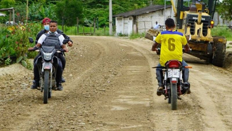 PREFECTURA DE ESMERALDAS TRANSFORMA LA VIALIDAD DE LOS SECTORES RURALES.