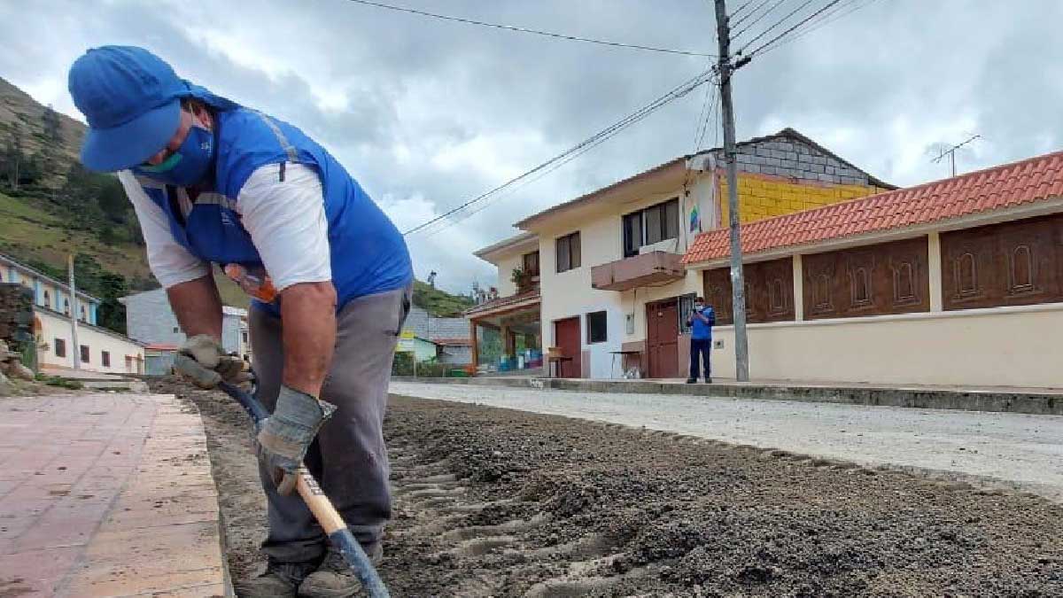 PREFECTURA DEL AZUAY MEJORA LA VÍA DE ACCESO HACIA LA PARROQUIA DUG – DUG