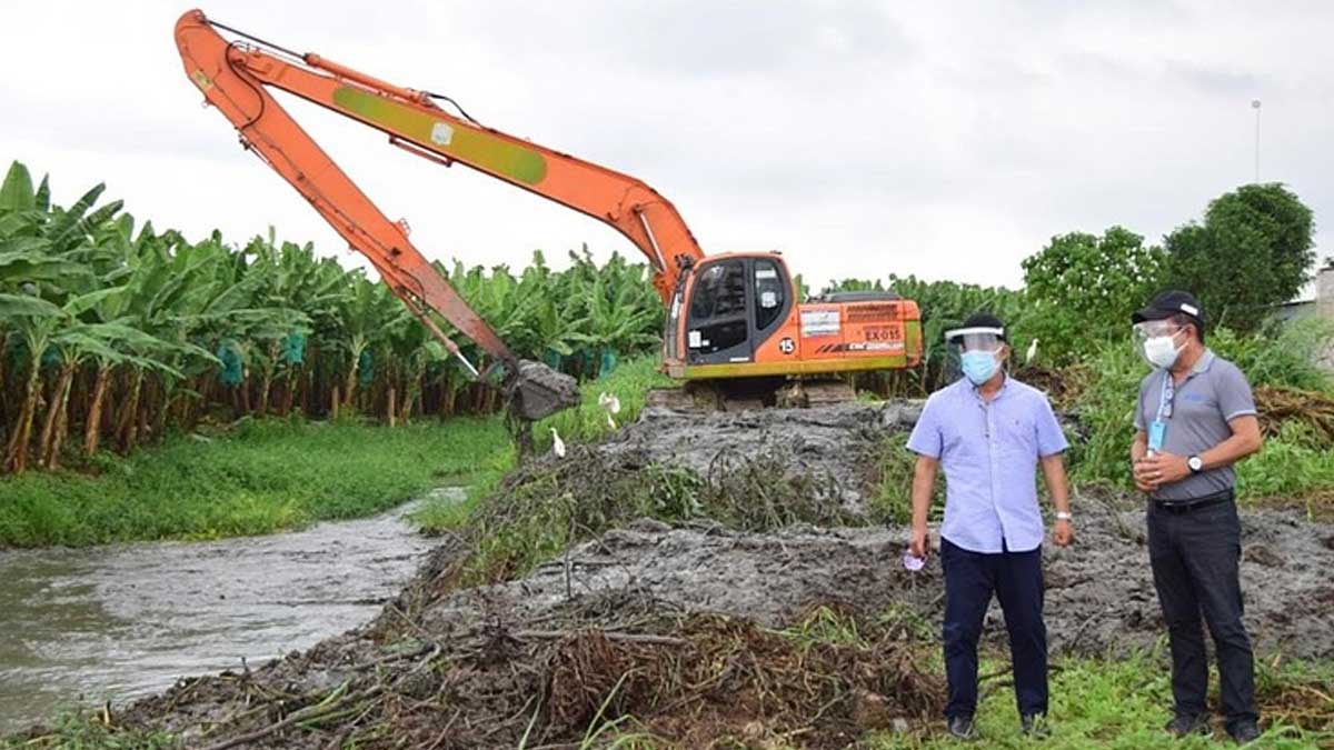 PREFECTURA EL ORO LIMPIA CANALES DE DRENAJE EN EL GUABO BENEFICIANDO A CIENTOS DE FAMILIAS