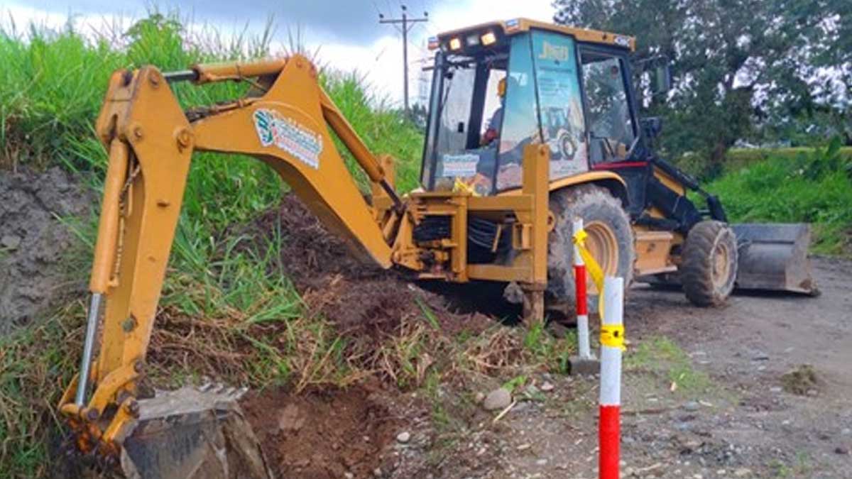 INFRAESTRUCTURA VIAL DE LA PREFECTURA DE ESMERALDAS, CONTINÚA LABORES DE MANTENIMIENTO EN LA PROVINCIA