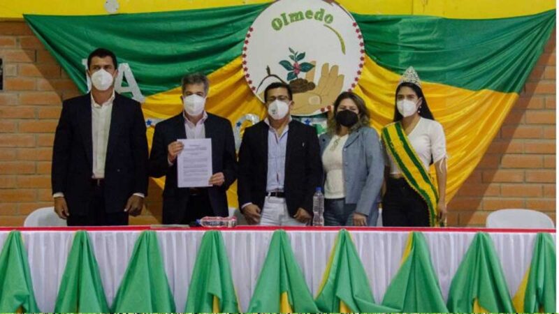 PREFECTURA DE LOJA REALIZÓ LA FIRMA DE CONTRATO PARA ASFALTADO DE VÍA CHIVATOS-LA TINGUE