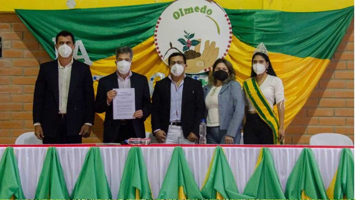 PREFECTURA DE LOJA REALIZÓ LA FIRMA DE CONTRATO PARA ASFALTADO DE VÍA CHIVATOS-LA TINGUE