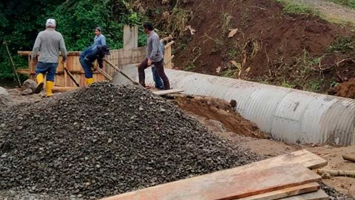 PREFECTURA DE SANTO DOMINGO CONSTRUYE ALCANTARILLA EN LA VÍA SUMA CHICO- SUMA GRANDE