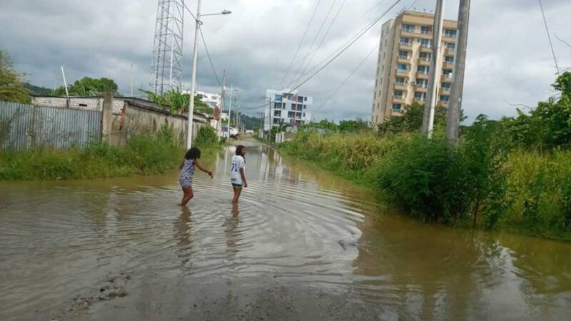SECTOR TURISTICO DE ATACAMES SE VE AFECTADO POR CALLES ANEGADAS