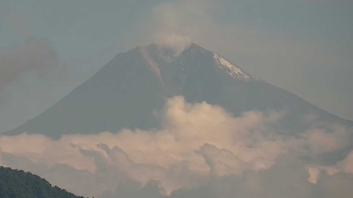 TRES POBLADOS DE CHIMBORAZO REGISTRAN LA CAÍDA DE CENIZA DEL VOLCÁN SANGAY