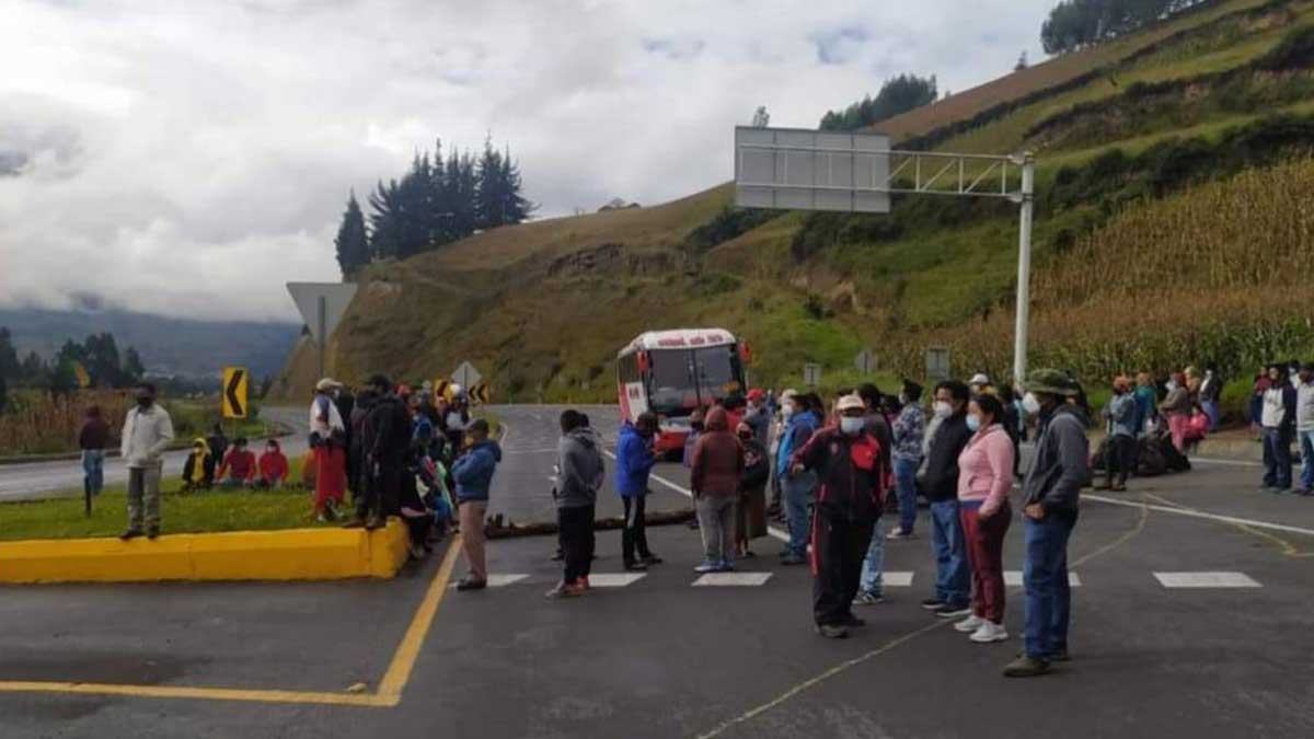 VIAS BLOQUEADAS EN SECTORES DE IMBABURA POR EL ALZA DEL PRECIO DE LOS COMBUSTIBLES