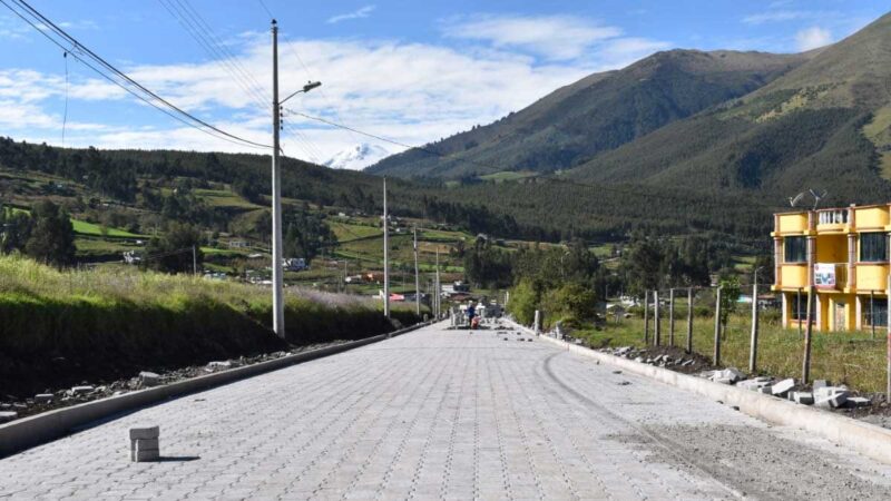 EN LA PARROQUIA SAN PABLO DE LAGO. LA PREFECTURA ADOQUINA LA VÍA QUE UNE LAS COMUNIDADES ANGLA Y EL TOPO