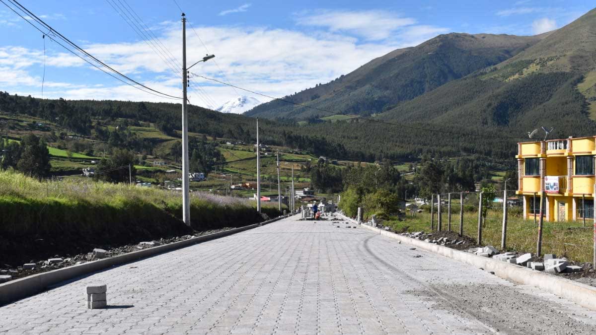 EN LA PARROQUIA SAN PABLO DE LAGO. LA PREFECTURA ADOQUINA LA VÍA QUE UNE LAS COMUNIDADES ANGLA Y EL TOPO