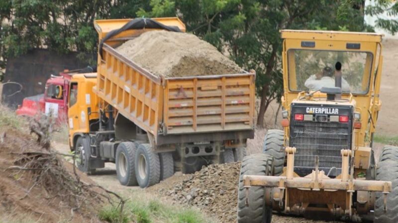 PREFECTURA DE MANABI APOYA A MUNICIPIO DE ROCAFUERTE EN MEJORAMIENTO DE CALLES Y VÍAS