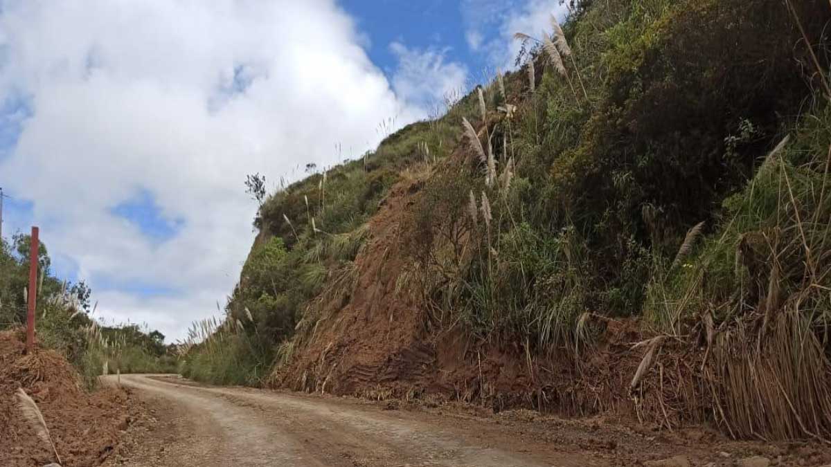 PREFECTURA DEL AZUAY APERTURA VÍAS EN VICTORIA DEL PORTETE