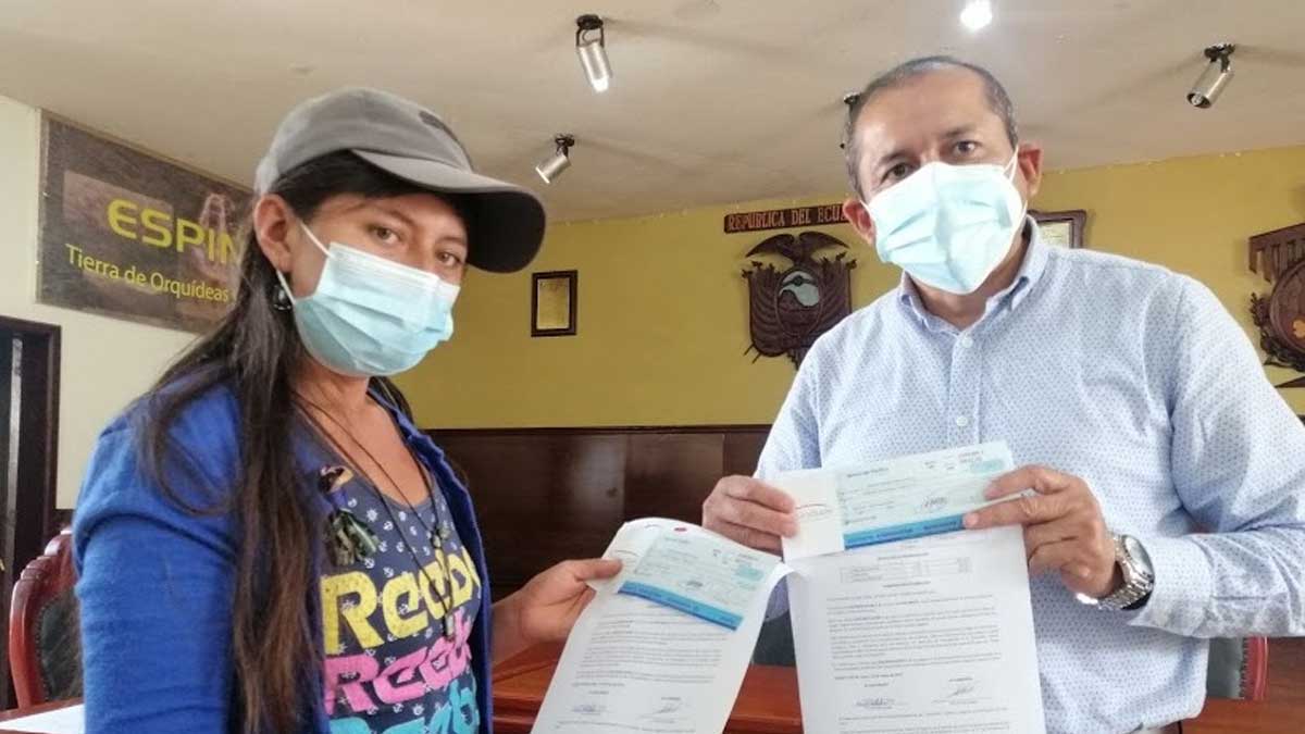 PRODUCTORES DEL CANTÓN ESPÍNDOLA RECIBEN CHEQUES DE INDEMNIZACIÓN