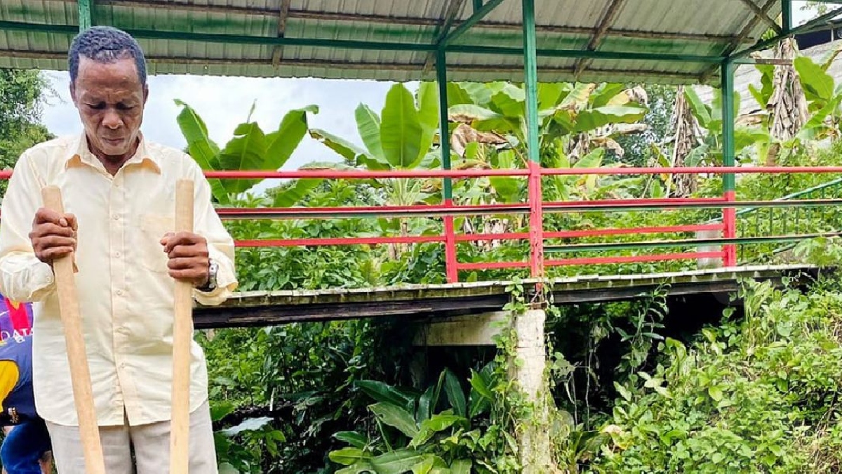 Prefectura aporta al cuidado de las cuencas hídricas En la parroquia San Javier de Cachaví, ubicado en el cantón San Lorenzo, la Prefectura de Esmeraldas realizó una reforestación con la siembra de 350 plantas de protección en el estero Barranquilla.  Está acción forma parte del proyecto Esmeraldas Yo Te Quiero Verde impulsado por la Dirección de Gestión Ambiental.