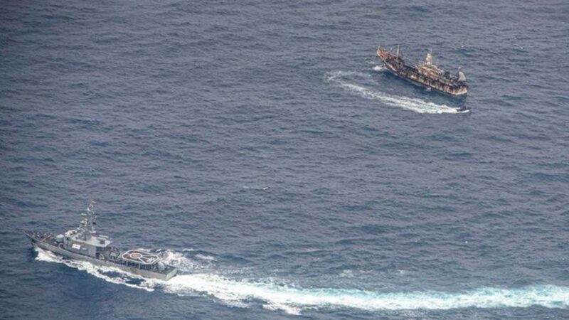 281 barcos chinos acechan a las Galápagos y Ecuador busca cómo protegerse de la pesca ilegal y conservar especies