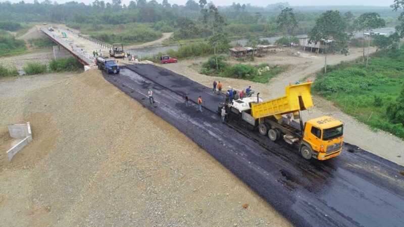 98% es el avance de la construcción del puente sobre el río San Pablo.