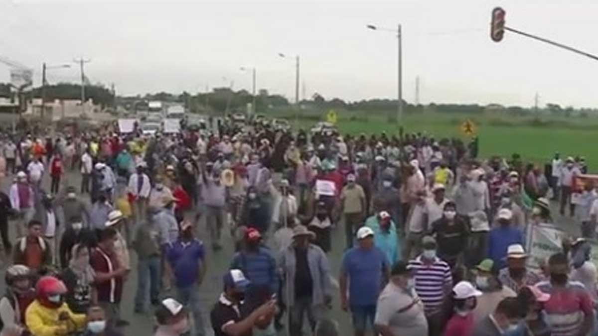 Agricultores cierran varias vías del país; reclaman caída de precios en cosechas