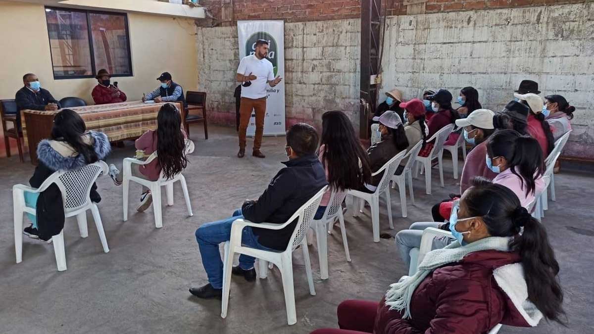Brinda asistencia y asesoramiento técnico permanente en territorio