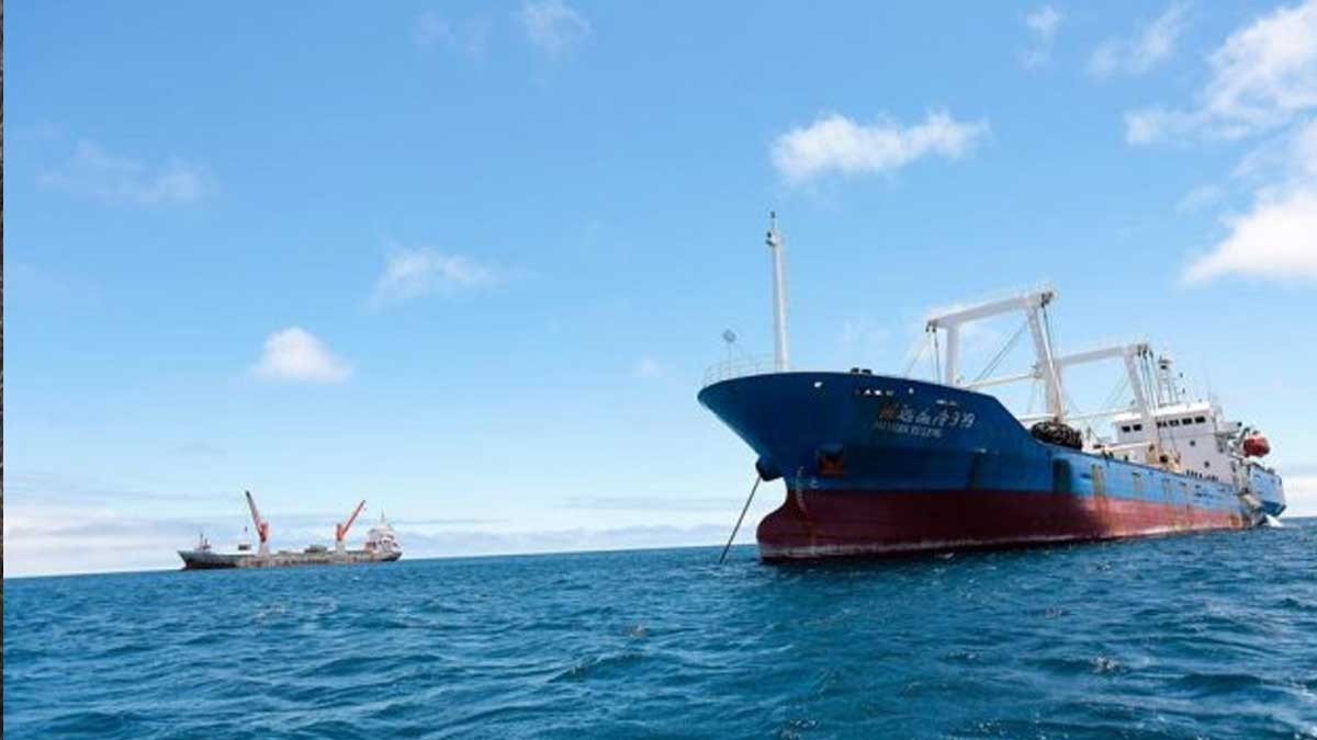 Ecuador monitorea a la flota ubicada a 470 millas fuera de su límite marítimo