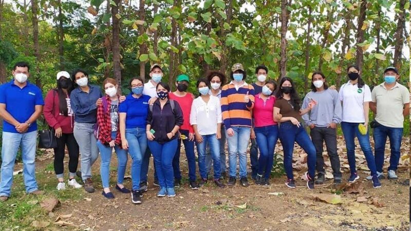 Estudiantes de la ESPOL – carrera de Ingeniería Agrícola y Biológica recibieron capacitaciones en manejo de cultivo de cacao gracias a Nestlé.