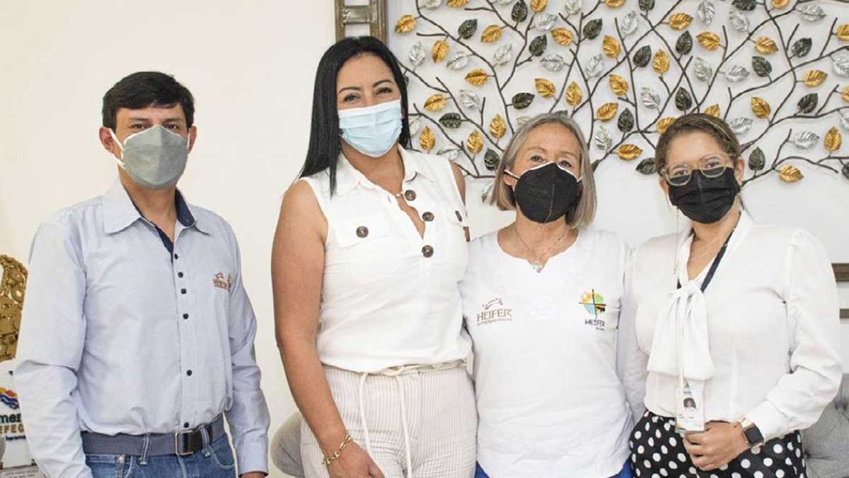 Prefectura firma convenio con Fundación Heifer Ecuador