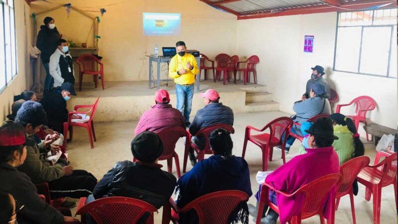 Cañar MAG Capacitación en producción de alevines de trucha En la comunidad de Buquear de la parroquia Gualleturo gracias a la gestión de la Dirección Distrital del Ministerio de Agricultura y Ganadería (MAG) junto a la Subsecretaría de Acuacultura del Ministerio de Producción, Comercio Exterior, Inversiones y Pesca (MPCEIP) se realizó una capacitación sobre la producción de trucha. La comunidad de Buquear se encuentra ubicada a hora y media de la capital provincial del Cañar, donde las personas se dedican netamente a la agricultura y ganadería. Con esta capacitación en piscicultura se pretende incluir esta alternativa de producción de manera más técnica con el propósito de que las familias productoras obtengan beneficios directos de la venta del excedente de trucha.   “En los próximos meses posterior a esta capacitación 20 familias de este sector recibirán 1000 alevines de trucha, cada una para que inicien con este emprendimiento familiar y puedan mejorar sus condiciones de vida”, explicó Marco Andrade líder de la Unidad Productiva del MAG Cañar.